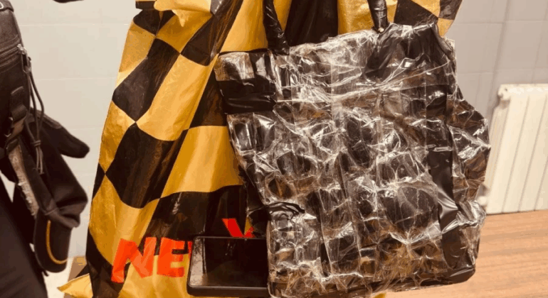 Detenido por grabar partes íntimas de mujeres, con el móvil oculto en una bolsa