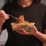 Greenpeace alerta del riesgo de microplásticos en alimentos calentados en envases “aptos para microondas”