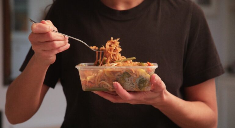 Greenpeace alerta del riesgo de microplásticos en alimentos calentados en envases “aptos para microondas”