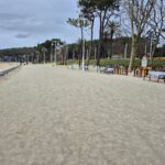 Ecologistas piden no retirar las dunas que han enterrado el nuevo paseo de Samil