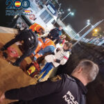 Policías salvan la vida a un sospechoso que se lanzó al mar cuando escapaba de ellos