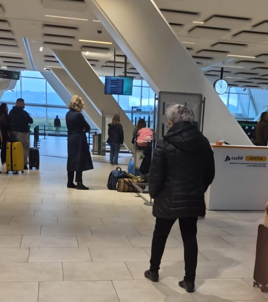 Temporal y trenes cancelados: PP y BNG cargan contra Renfe, Adif y el silencio de Abel Caballero