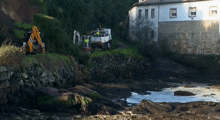 Una mujer herida, tras un desprendimiento de tierra en Bouzas