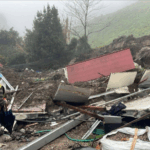 Un desprendimiento en la Autovía do Morrazo impacta contra una vivienda y deja un herido