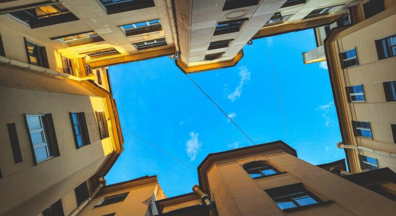 Exigen a Caballero movilizar las 22.000 viviendas vacías de Vigo, para frenar el precio del alquiler
