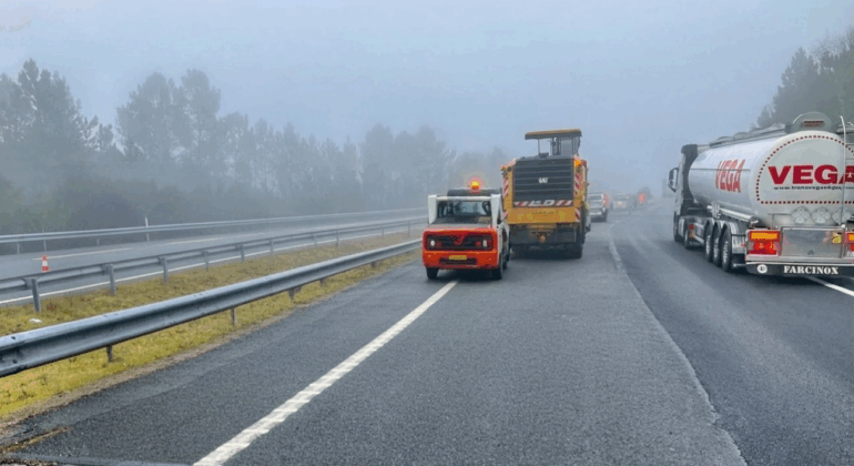 Empieza el asfaltado de emergencia de la A-52