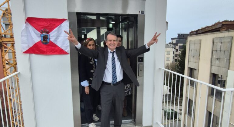 Ya funciona el nuevo ascensor entre Romil e Hispanidad