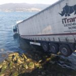 Un camión cae al mar en las instalaciones de FrioTeis en Vigo, sin causar heridos