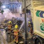 Arde un camión de basura en Vigo y obliga a esparcir su carga, en García Barbón