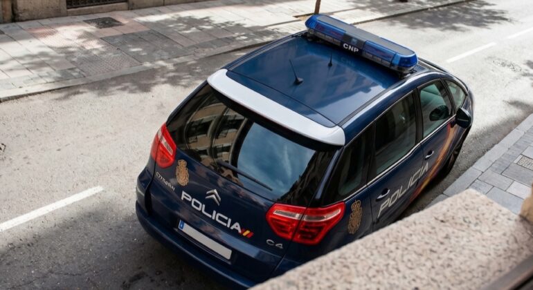 Vigo: tres detenidos por robar en bares, uno tras colarse por el falso techo