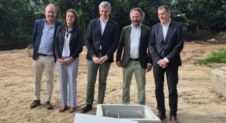 Rueda coloca la primera piedra del IES Domingo Villar en Navia y fija su apertura en 2028