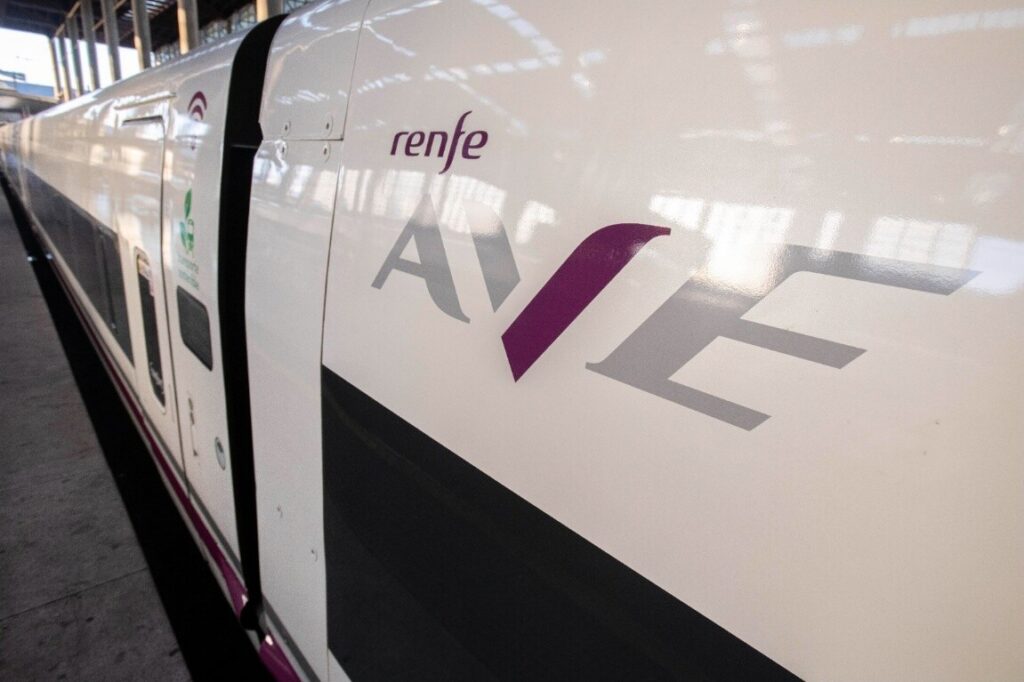 El AVE a Madrid con origen o destino en Vigo, Santiago o Lugo, podría sufrir retrasos por una avería en la catenaria