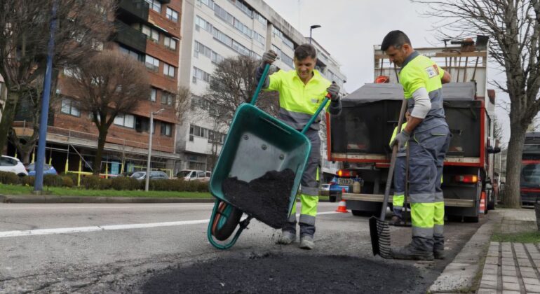 El alcalde anuncia "el mayor plan de asfaltado de su historia", que empieza en 40 calles