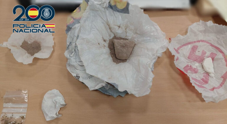 Sale corriendo al ver a la Policía y acaba detenido con heroína y cocaína