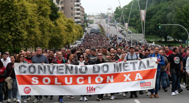 La huelga del metal paraliza Vigo: miles de trabajadores colapsan la ciudad en plena "guerra" con la patronal