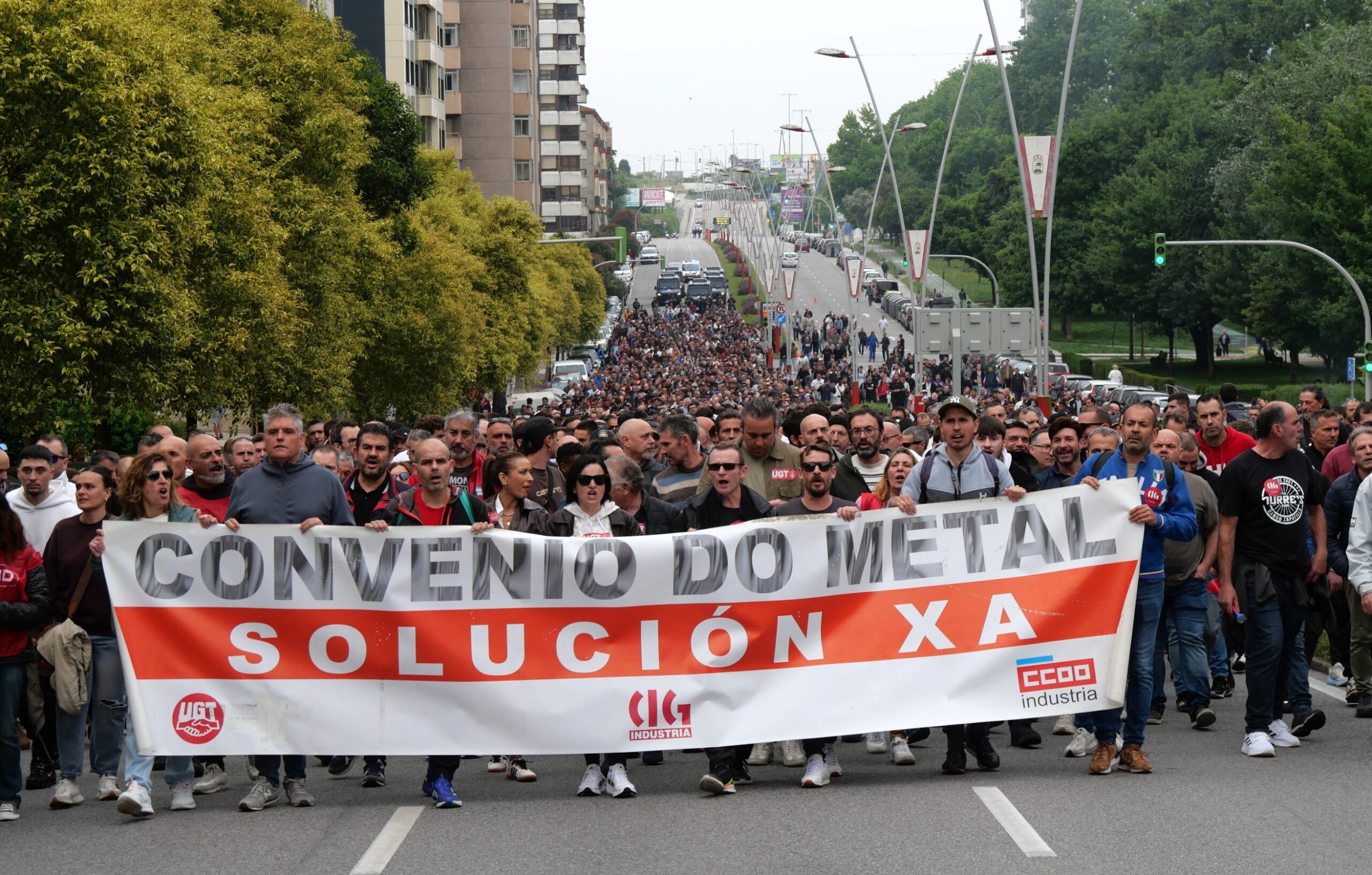 La huelga del metal paraliza Vigo: miles de trabajadores colapsan la ...