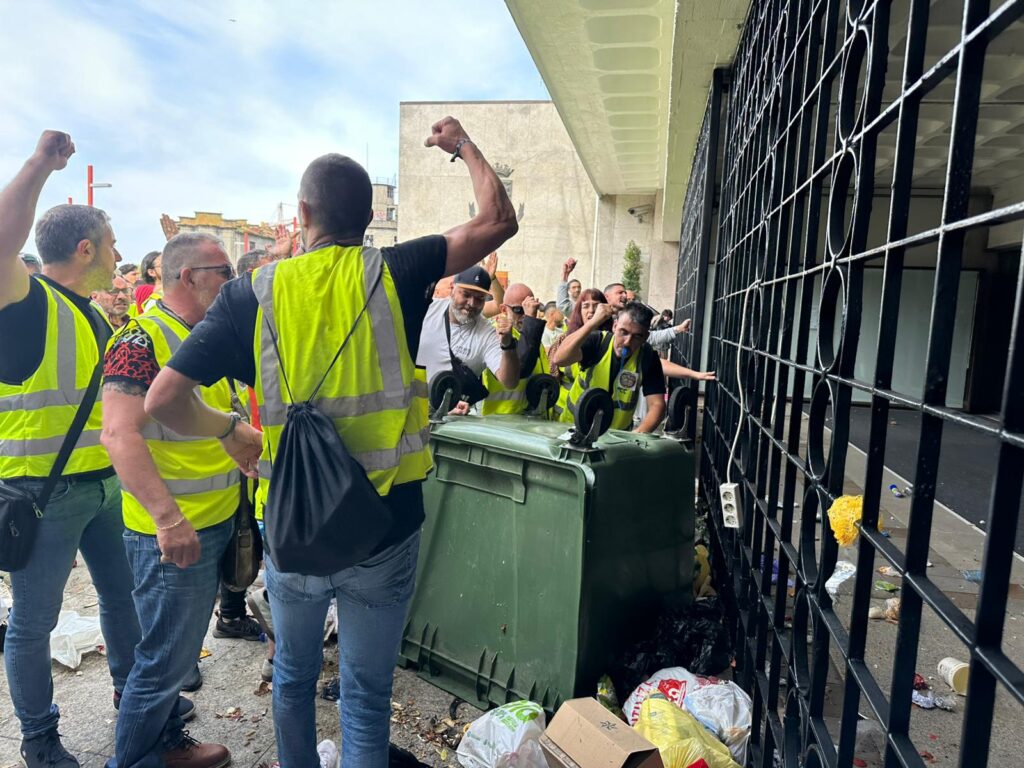 Seguimiento total en la huelga de la basura en Vigo: cientos de trabajadores llevan la protesta al Concello