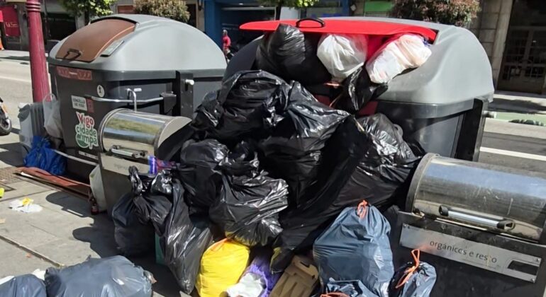 La huelga de limpieza de Vigo, seguida al 100%, deja ya 250 toneladas diarias de basura sin recoger