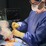Vigo entra en la élite de la cirugía robótica con la primera operación de columna guiada por robot, en Galicia