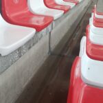 Cubos en la pista y niños entrenando entre charcos: así está el pabellón municipal de Sárdoma-Moledo en Vigo