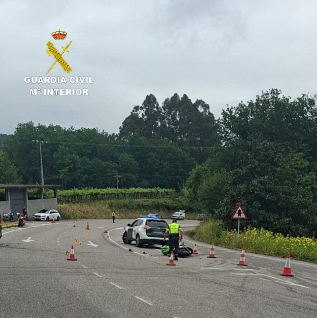 Muere un motorista en una colisión con un turismo en Arbo