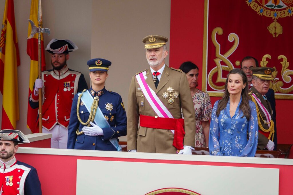 Vigo estrena el desfile de las Fuerzas Armadas con miles de asistentes y un incidente inédito con la bandera de España