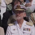 Felipe VI preside la Revista Naval en Vigo, en la víspera del desfile militar y de una protesta contra el gasto en Defensa