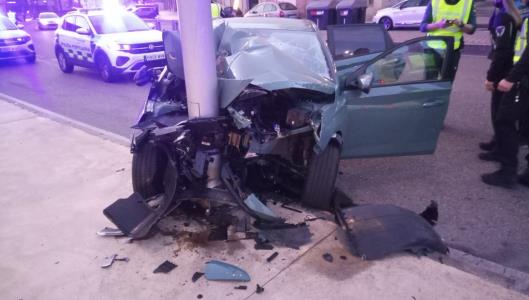 Aparatoso accidente en Beiramar: un coche acaba contra una farola tras salirse de la vía