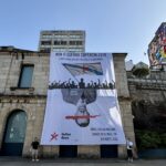 Unha faixa xigante e a imaxe do Rei do revés: Galiza Nova protesta contra o desfile militar