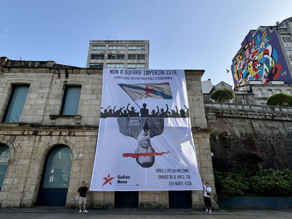 Unha faixa xigante e a imaxe do Rei do revés: Galiza Nova protesta contra o desfile militar