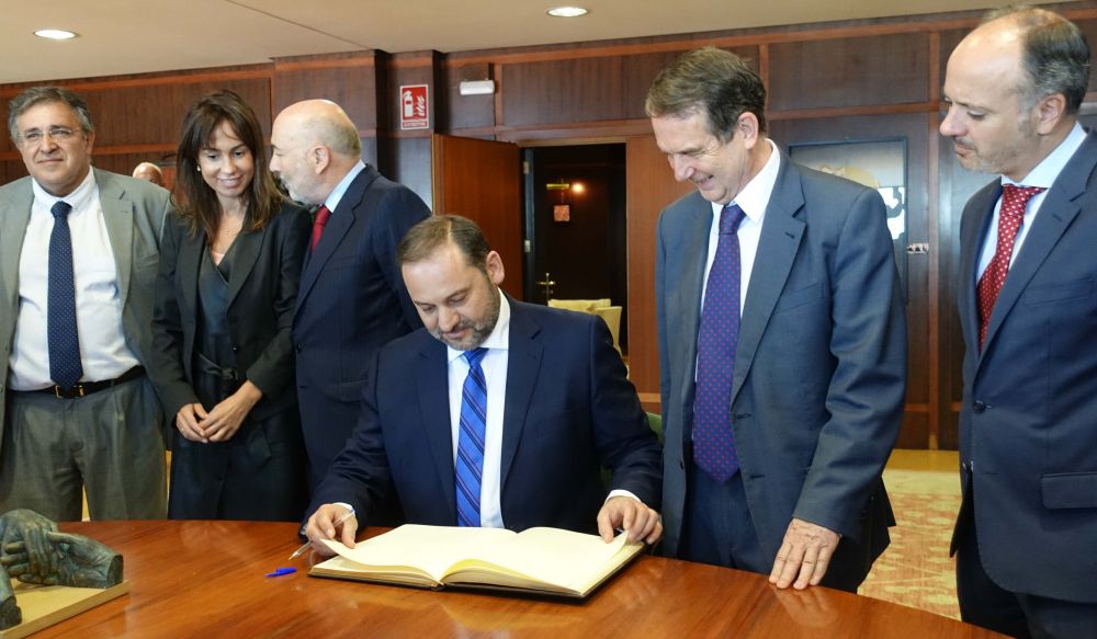 El PP exige borrar la firma de Ábalos del libro de honor de Vigo tras su condena