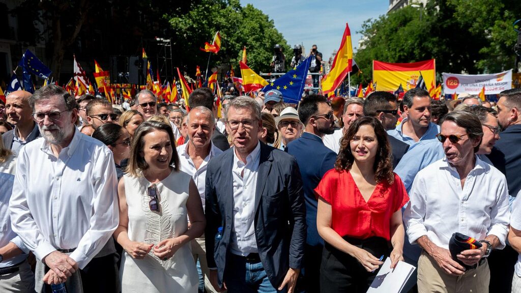 Junts reta a Feijóo a que negocie la moción de censura con Puigdemont, en Waterloo