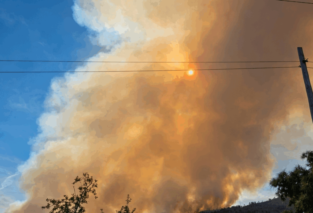 Estabilizado o incendio de Padrón tras arrasar 350 hectáreas e obrigar a desaloxos