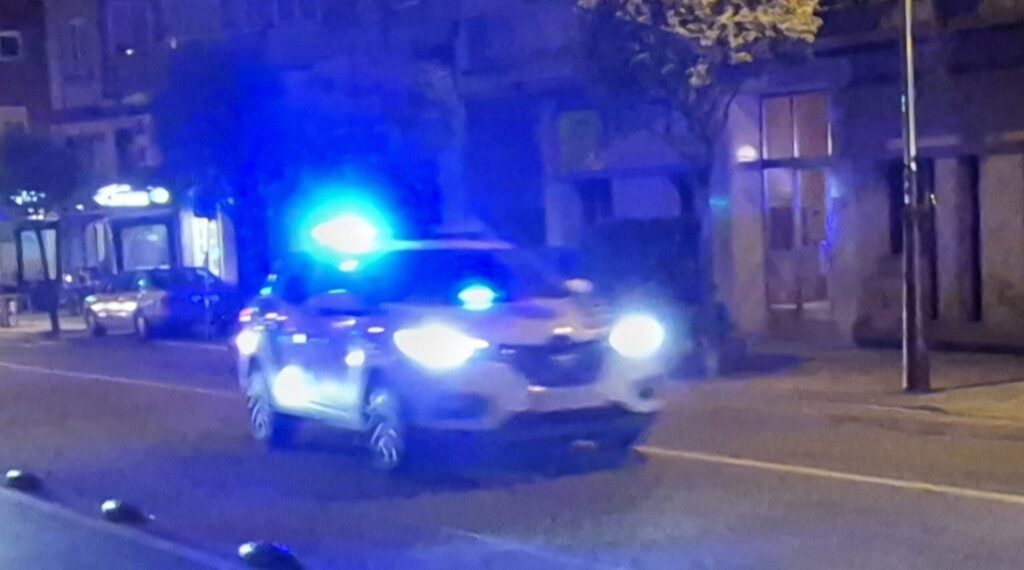 Una persecución de madrugada siembra el peligro en Vigo: huye de la Policía a más de 120 km/h y termina estrellado