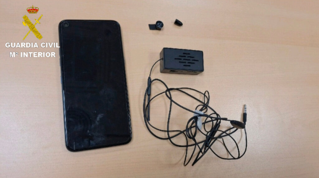 Cazados copiando con microcámaras y auriculares en los exámenes de conducir