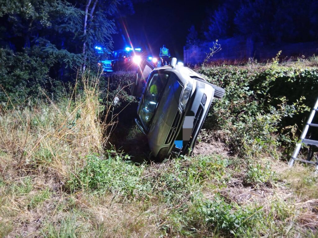 Rescatan a una conductora atrapada tras volcar con su coche en Ponteareas