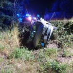 Rescatan a una conductora atrapada tras volcar con su coche en Ponteareas