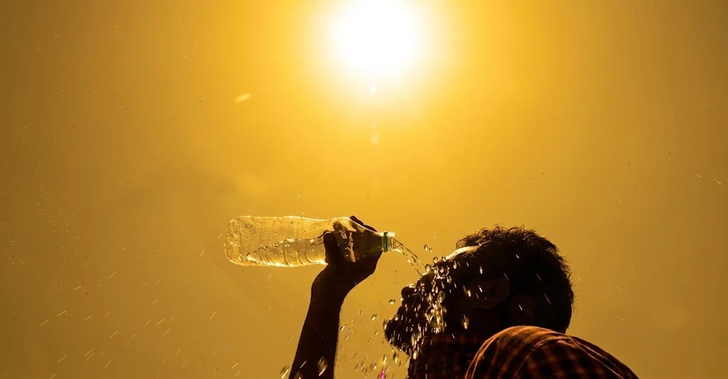 La ciudad en 'aviso amarillo' por calor, lo que llega este viernes no es primavera: 34 grados y noche tropical