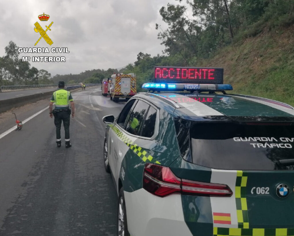 Cortada la AP-9 en Mos tras volcar un camión cisterna con 32.000 litros de gasóleo