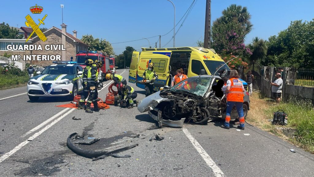 Atrapada tras un brutal choque frontal con un camión, en Pontevedra