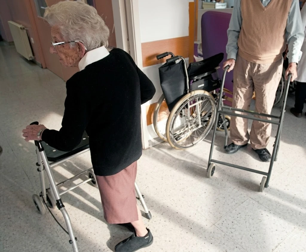 Alerta: una enfermera puede llegar a atender hasta 200 mayores en residencias durante el verano