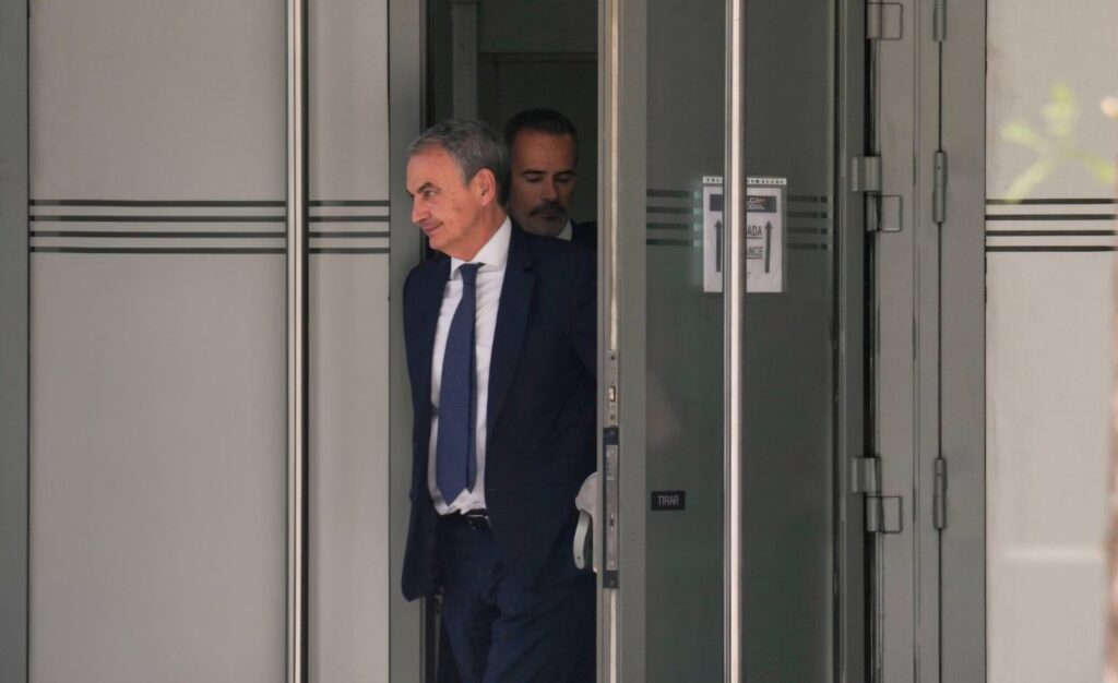 El juez rechaza retirar el pasaporte a Zapatero y mantiene su imputación en el caso Plus Ultra