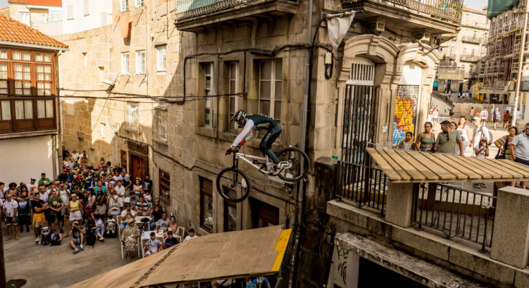 Marisquiño recupera el espectacular MTB Downtown, que volverá a transformar el Casco Vello
