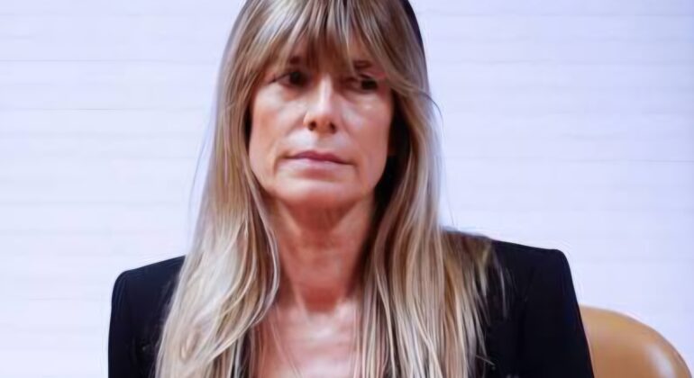 El juez Peinado abre juicio oral contra Begoña Gómez y le retira el pasaporte