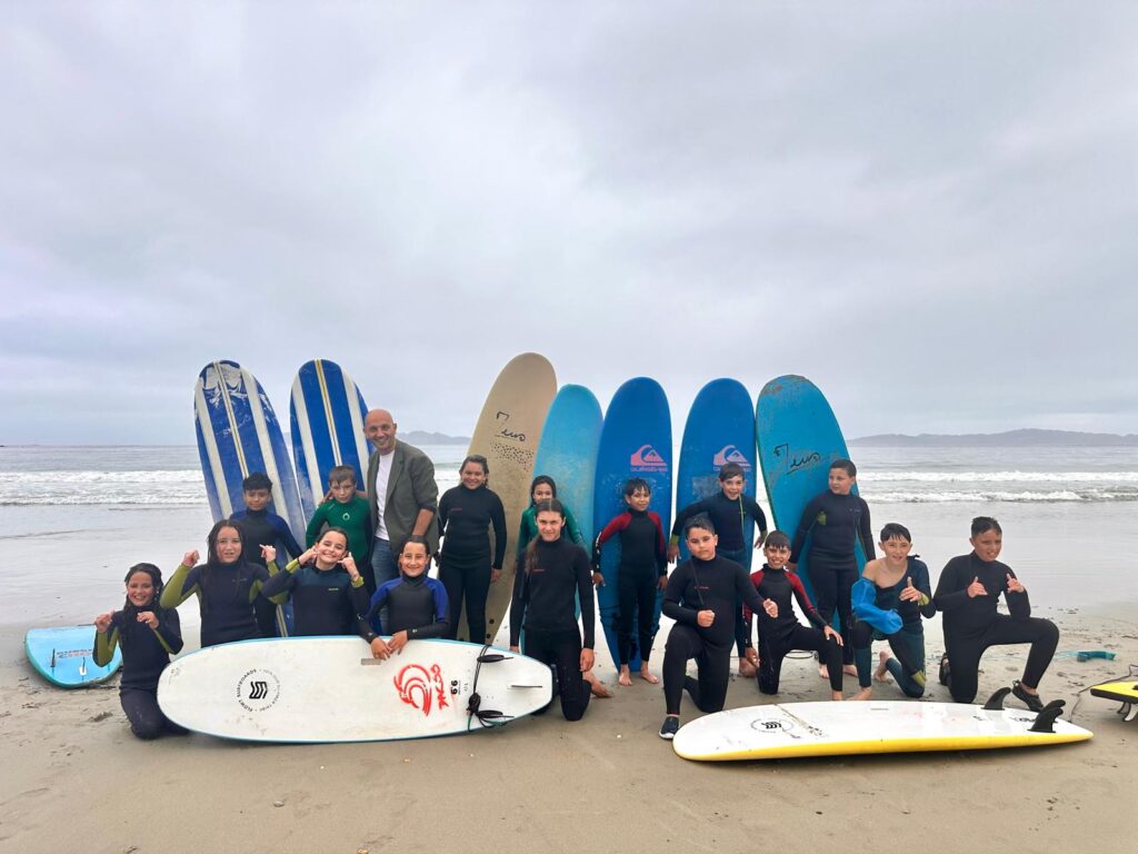 185 escolares do Porriño descobren o surf na praia de Patos coa ‘Operación Ola’