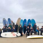 185 escolares do Porriño descobren o surf na praia de Patos coa ‘Operación Ola’
