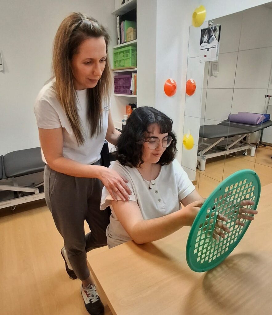 La ayuda del 0,7% del IRPF impulsa la rehabilitación de 28 personas con esclerosis múltiple