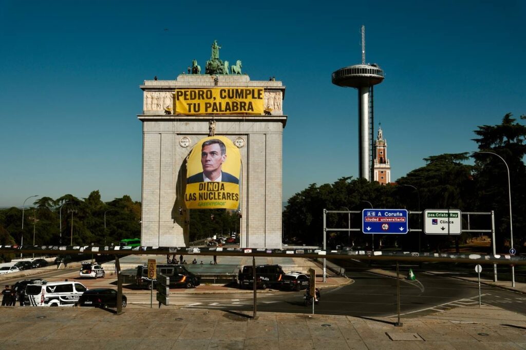 "Pedro, cumple tu palabra": Greenpeace presiona a Sánchez para que no prorrogue Almaraz