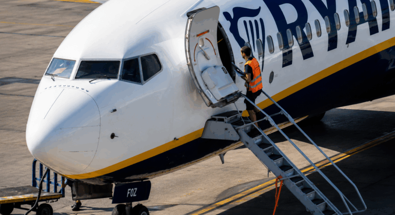 Ryanair abre la puerta a volver a Vigo si bajan las tasas: el PP exige a Caballero que lo reclame a Aena