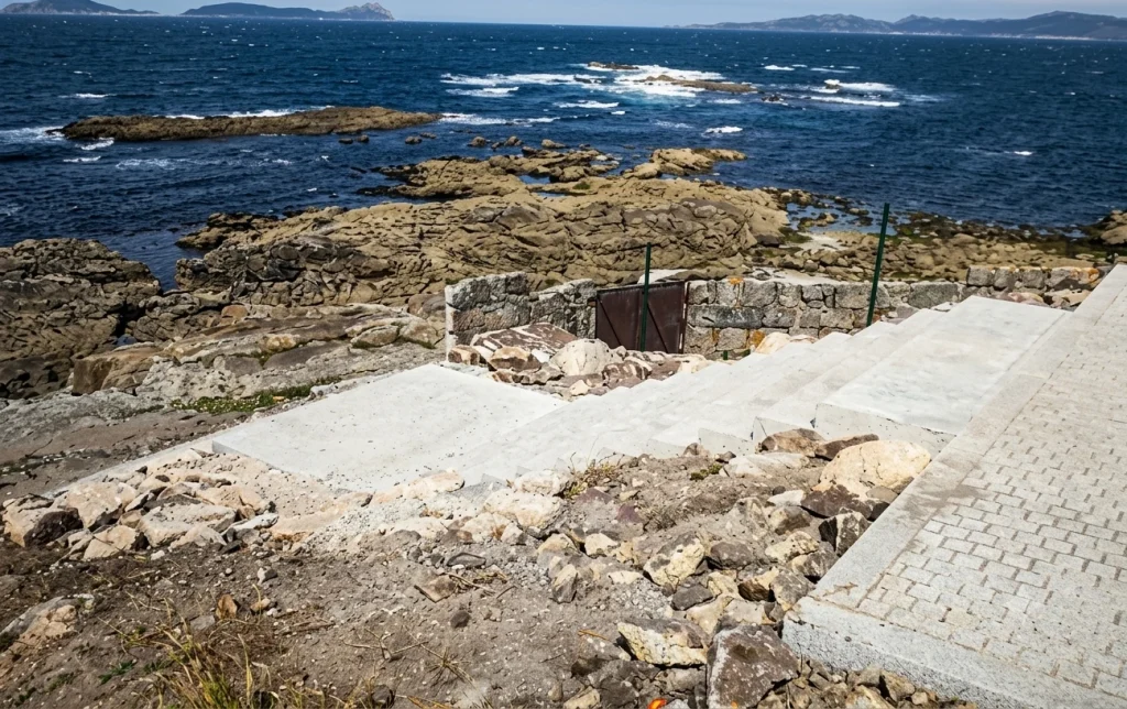 El TSXG avala al Concello y permite construir varios chalés junto al mar en Cabo Estai